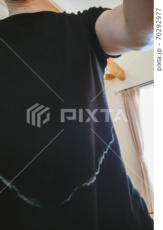 黒いTシャツの白い汗染みの写真素材 [70292977] - PIXTA