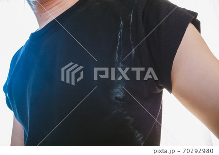 黒いTシャツの白い汗染み 70292980