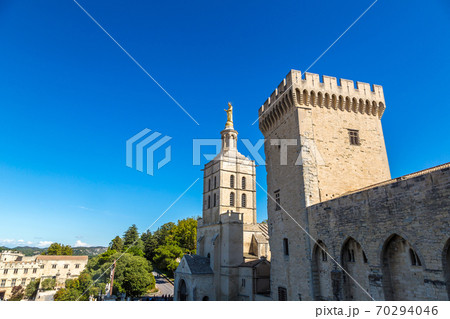 Cathedral and Papal palace in Avignon 70294046