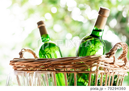 秋、澄み切った空気の中でワインを楽しむ（ナイアガラワイン） 70294360