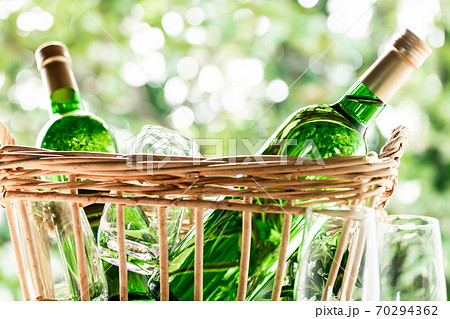 秋、澄み切った空気の中でワインを楽しむ（ナイアガラワイン） 70294362