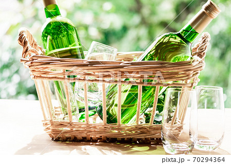 秋、澄み切った空気の中でワインを楽しむ（ナイアガラワイン） 70294364