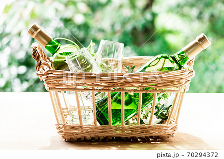 秋、澄み切った空気の中でワインを楽しむ（ナイアガラワイン） 70294372