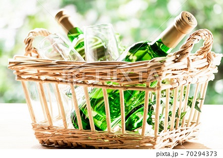 秋、澄み切った空気の中でワインを楽しむ（ナイアガラワイン） 70294373