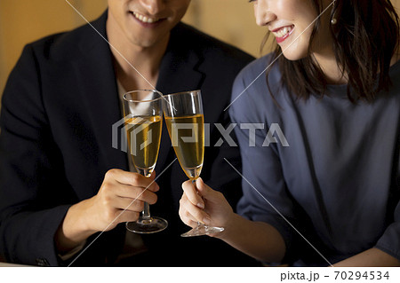 カップル　バーカウンター 70294534