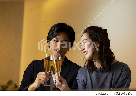 カップル　バーカウンター 70294536