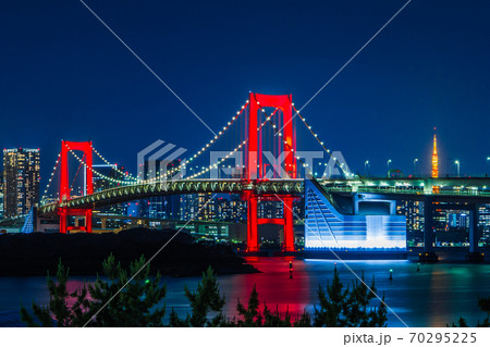 レインボーブリッジ　東京アラートライトアップ（赤色） 70295225