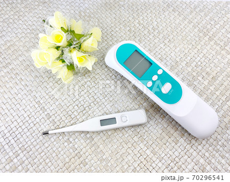 体温計で検温し毎日の体調管理 体温計で検温し毎日の体調管理 70296541