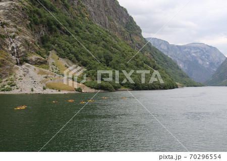 ノルウェー　フロム～グドヴァンゲン間のソグネフィヨルドをカヌーで楽しむ 70296554