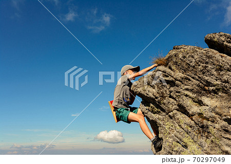 A 11-year-old boy is studying mountaineering in the Carpathians, a boy climbs to the top of a rocky rock alone without the help of an instructor and parents. 70297049