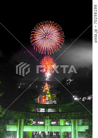 宮地嶽神社、光の道の花火 70298199