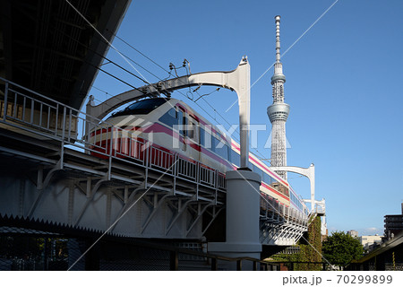 すみだリバーウオークからの東武特急と東京スカイツリー すみだリバーウオークからの東武特急と東京スカイツリー 70299899