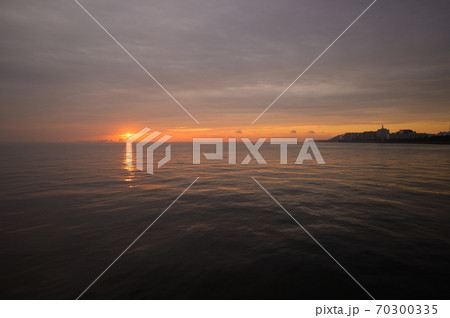 市川塩浜付近の海の朝焼け 70300335