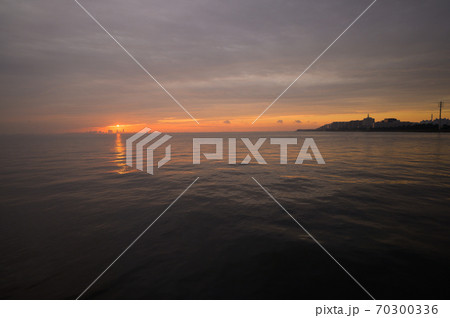 市川塩浜付近の海の朝焼け 70300336