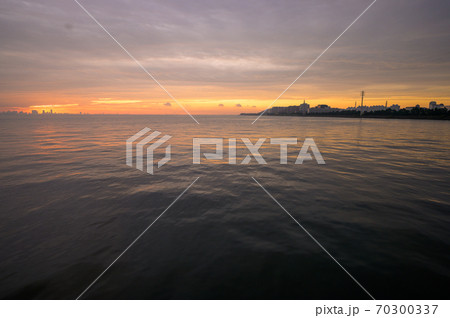 市川塩浜付近の海の朝焼け 70300337