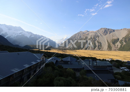 ハーミテージから眺めるマウントクック（ニュージーランド） 70300881