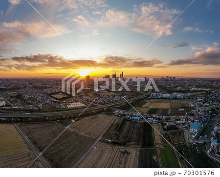 「埼玉県空撮」さいたま新都心の後ろに沈む夕日 70301576