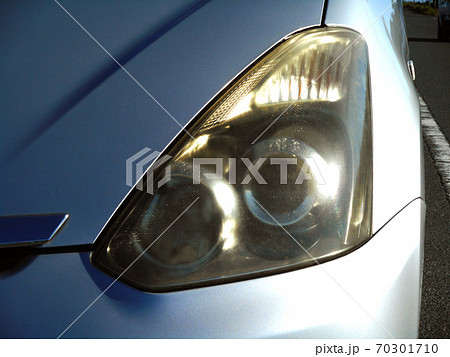 自動車の黄ばんだヘッドランプ 自動車の黄ばんだヘッドランプ 70301710