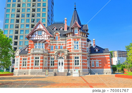 【福岡県】晴天下の北九州市大連友好記念館と門司港レトロハイマート 70301767