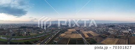 「埼玉県空撮」朝霧に包まれるさいたま新都心と見沼田んぼ 「埼玉県空撮」朝霧に包まれるさいたま新都心と見沼田んぼ 70301827