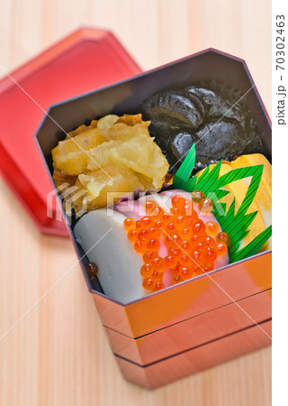 小さな重箱に詰められた一人前のおせち料理 70302463