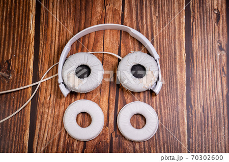 need a replacement embouchures on old white earbud need a replacement embouchures on old white earbud 70302600