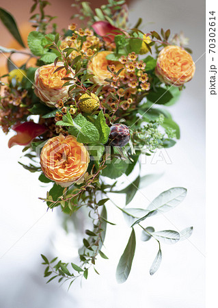 花瓶のバラの花束・オレンジ系 花瓶のバラの花束・オレンジ系 70302614