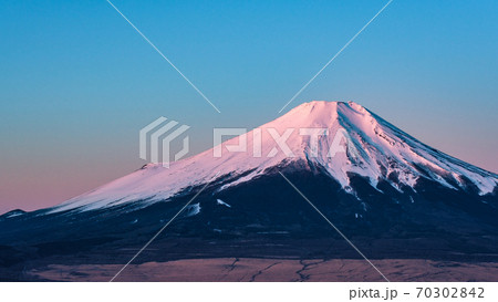 石割山山頂から望む夜明けの富士山（冬） 70302842