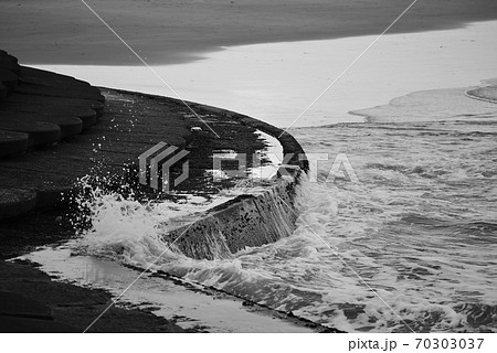 海岸の遊歩道と打ち寄せる波の写真素材 海岸の遊歩道と打ち寄せる波の写真素材