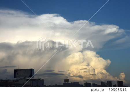 中は大荒れのかなとこ雲 70303311
