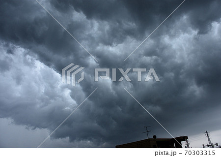 乳房雲を見たら天候の変化に注意の写真素材