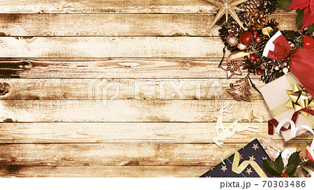 クリスマスをイメージしたヴィンテージ風の背景- 複数のバリエーションがあります 70303486