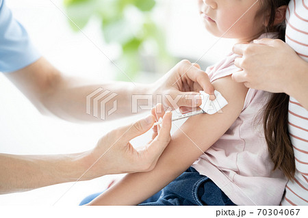 医療 予防接種を受ける女の子(顔無し) 医療 予防接種を受ける女の子(顔無し) 70304067