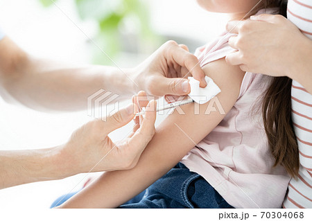 医療 予防接種を受ける女の子(顔無し) 医療 予防接種を受ける女の子(顔無し) 70304068
