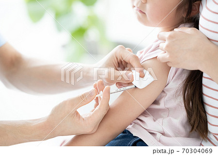 医療　予防接種を受ける女の子（顔無し） 70304069