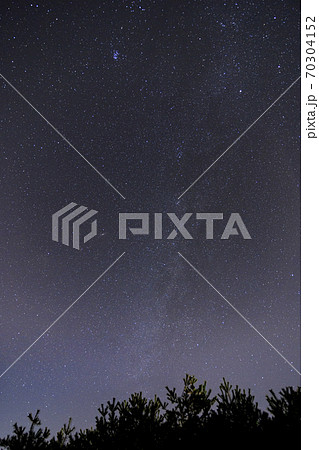 星景写真秋の北の星空の写真素材