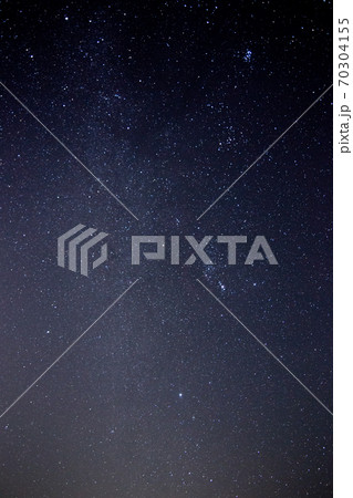 星野写真　秋の空に輝くオリオン座 70304155