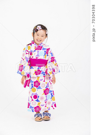 浴衣姿でいろいろなポーズをする4歳の女の子 浴衣姿でいろいろなポーズをする4歳の女の子 70304398