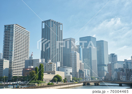 8月真夏の大阪府大阪市北区の都市風景 70304465