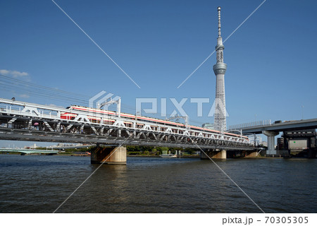 東武特急と東京スカイツリー 70305305