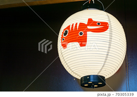 赤べこの提灯と祭りの風景 赤べこの提灯と祭りの風景 70305339