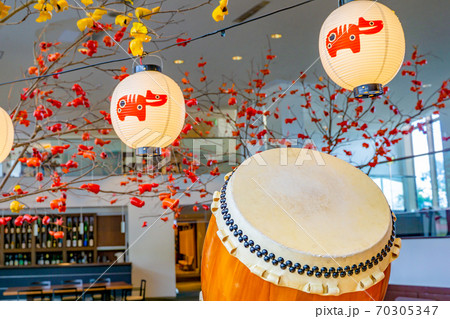 赤べこの提灯と祭りの風景 赤べこの提灯と祭りの風景 70305347