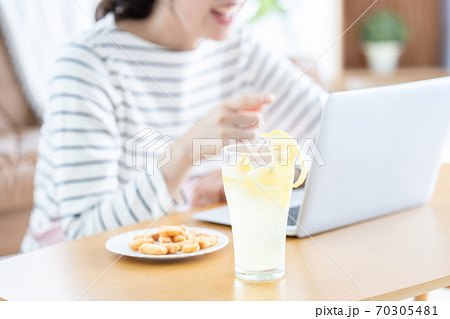 ノートパソコンでオンライン飲み会をする若い女性(顔無し) ノートパソコンでオンライン飲み会をする若い女性(顔無し) 70305481