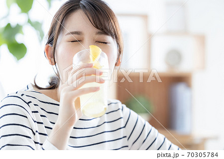 女性のポートレート レモンサワーを飲む若い女性 女性のポートレート レモンサワーを飲む若い女性 70305784