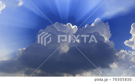 夏雲から放射状の天使のはしごが差す青空 夏雲から放射状の天使のはしごが差す青空 70305830