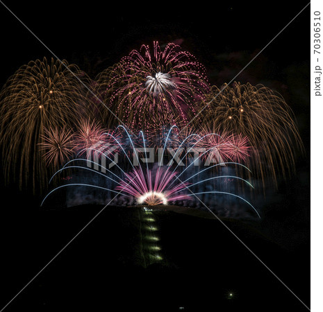伊東温泉「秋花火」3回目　大室山山頂からの花火打ち上げ　史上最大規模 70306510