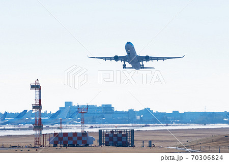 飛行機の離陸 70306824