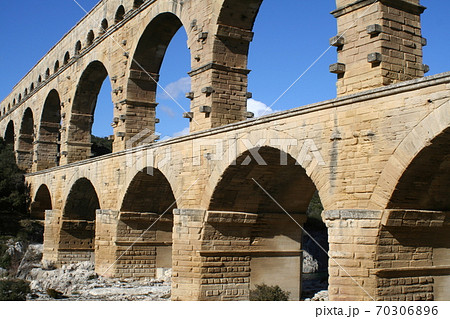 青空とポン・デュ・ガール 世界遺産 フランス 青空とポン・デュ・ガール 世界遺産 フランス 70306896