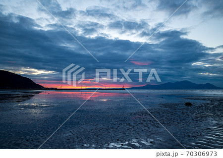 熊本県の有明海に沈む夕日百選にも選ばれた御輿来海岸の夕焼け風景 70306973