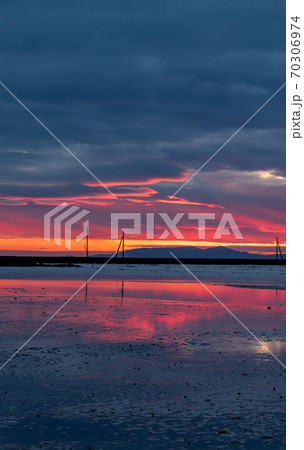熊本県の有明海に沈む夕日百選にも選ばれた御輿来海岸の夕焼け風景 熊本県の有明海に沈む夕日百選にも選ばれた御輿来海岸の夕焼け風景 70306974
